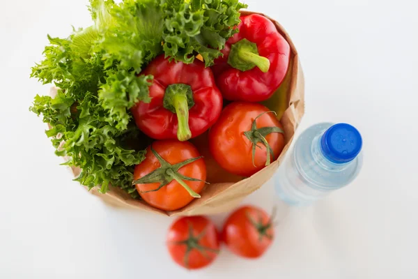 Cesto di verdure fresche e acqua a cucina — Foto Stock