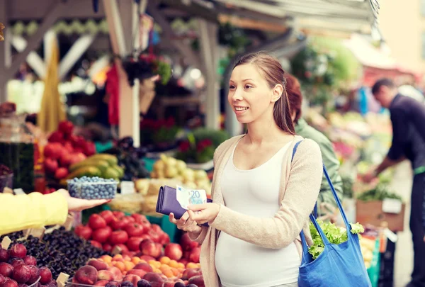 Mulher grávida com carteira comprar alimentos no mercado Imagens De Bancos De Imagens Sem Royalties