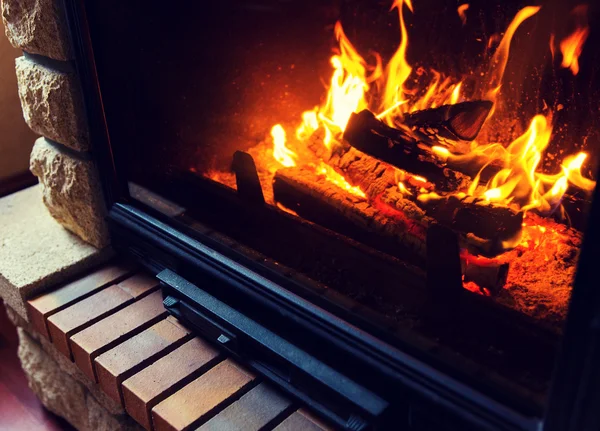 Gros plan de la cheminée en feu à la maison — Photo