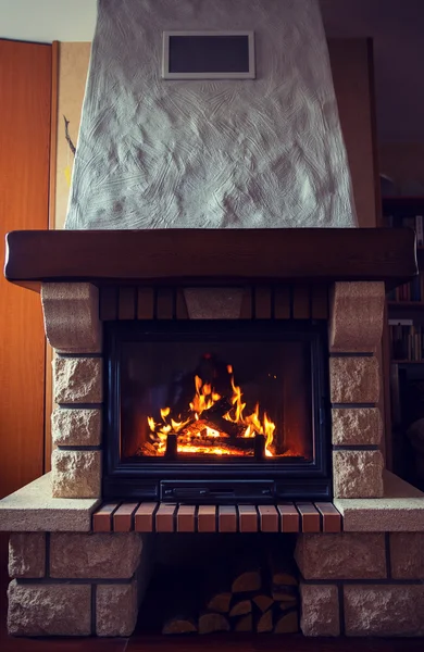 Großaufnahme von brennendem Kamin zu Hause — Stockfoto