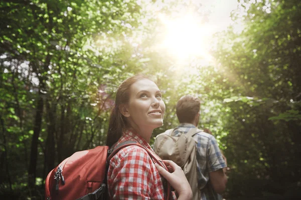 Gruppo di amici sorridenti con zaini trekking — Foto Stock