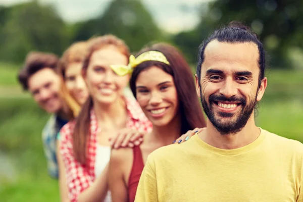 Groupe d'amis souriants à l'extérieur — Photo