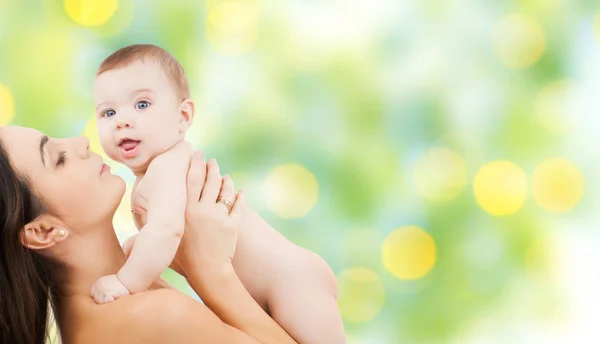 Mãe feliz segurando bebê adorável — Fotografia de Stock