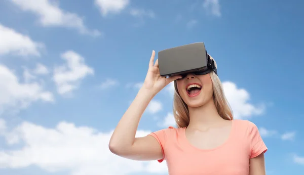 Vrouw in virtual reality headset of 3D bril — Stockfoto