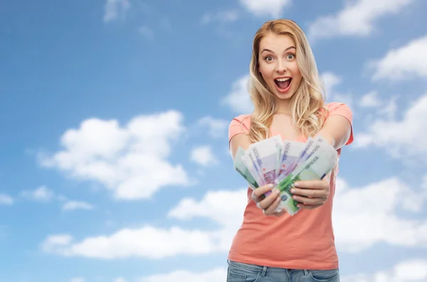 Счастливая молодая женщина с евро наличными деньгами — стоковое фото
