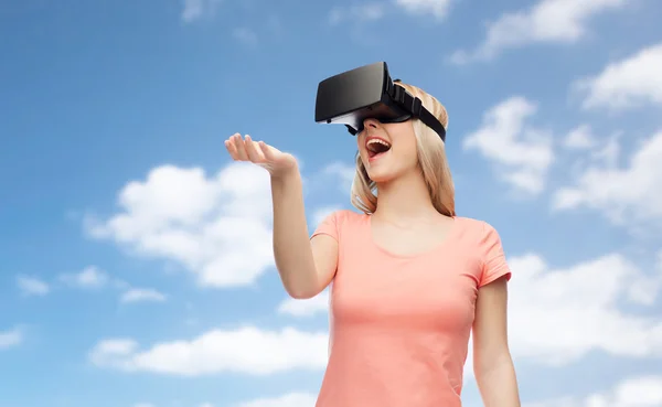 Vrouw in virtual reality headset of 3D bril — Stockfoto