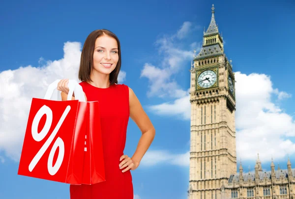 Jovem mulher feliz com sacos de compras sobre big ben — Fotografia de Stock