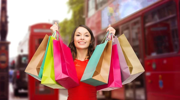 Kobieta z torby na zakupy na ulicy miasta Londyn — Zdjęcie stockowe