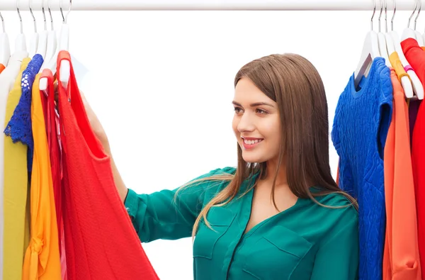 Glückliche Frau wählt Kleidung im heimischen Kleiderschrank — Stockfoto