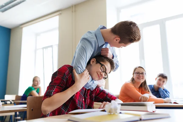 Student jongen lijden van klasgenoot spot — Stockfoto