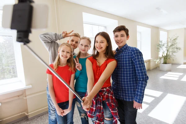 Gruppo di studenti che scattano selfie con smartphone — Foto Stock