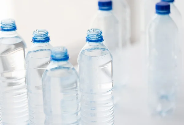 Primo piano di bottiglie con acqua potabile sul tavolo — Foto Stock