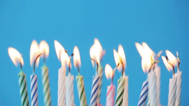 Birthday kaarsen branden op blauwe achtergrond — Stockvideo