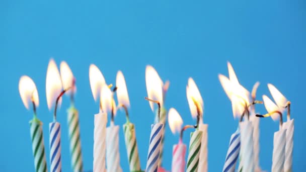 Candele di compleanno che bruciano su sfondo blu — Video Stock