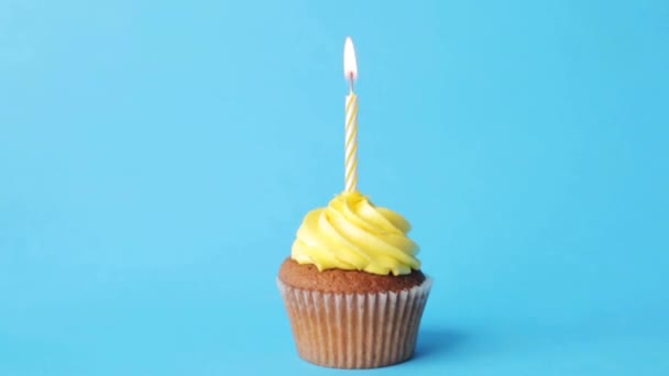 Magdalena de cumpleaños con una vela encendida — Vídeos de Stock