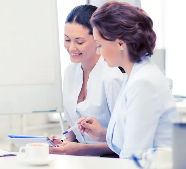 Bedrijfsteam aan het werk — Stockfoto