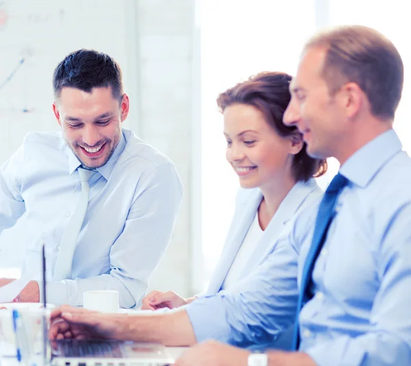 Geschäftsteam trifft sich im Büro — Stockfoto