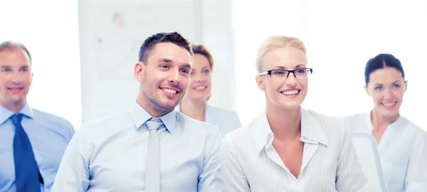 Geschäftsleute und Geschäftsfrauen auf Konferenz — Stockfoto