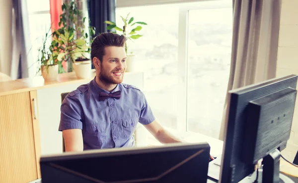 Gelukkig creatieve mannelijke kantoor werknemer met computer — Stockfoto