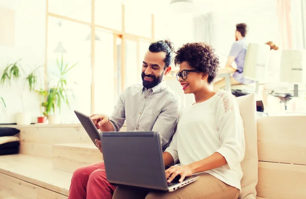 Kreativteam mit Laptop und Tablet-PC im Büro — Stockfoto