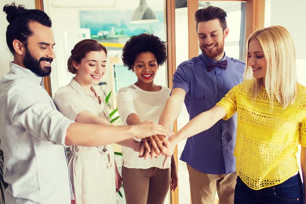 Equipe criativa feliz no escritório — Fotografia de Stock