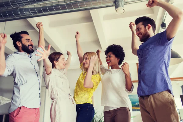 Glad kreativa team firar segern i office — Stockfoto