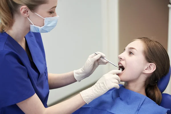 Female dentist checking patient girl teeth — Stock Photo, Image