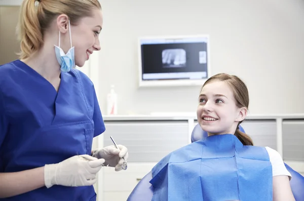 Kvinnliga tandläkare kontrollera patientens tjej tänder — Stockfoto