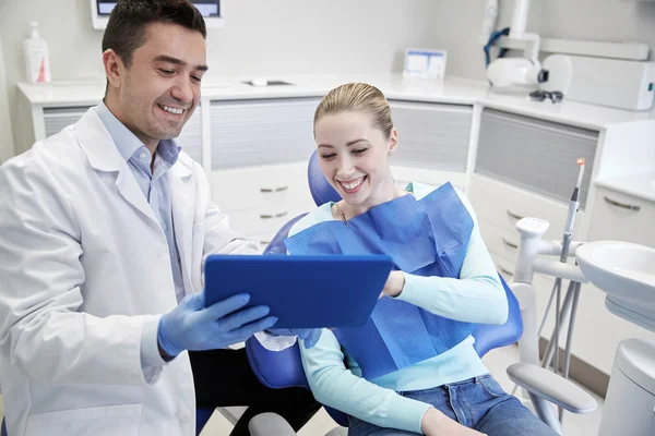 Dentista masculino com tablet pc e paciente mulher — Fotografia de Stock