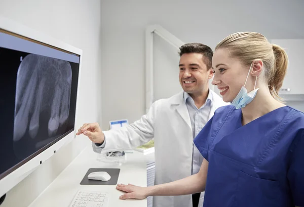 Zubní lékaři s x-ray na monitoru na zubní klinice — Stock fotografie