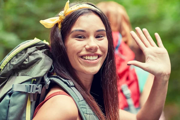 Grupo de amigos sonrientes con mochilas senderismo — Foto de Stock