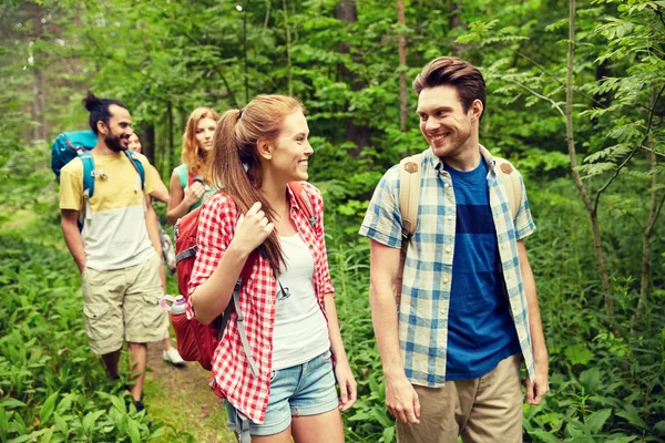 Group of smiling friends with backpacks hiking — Stock Photo, Image