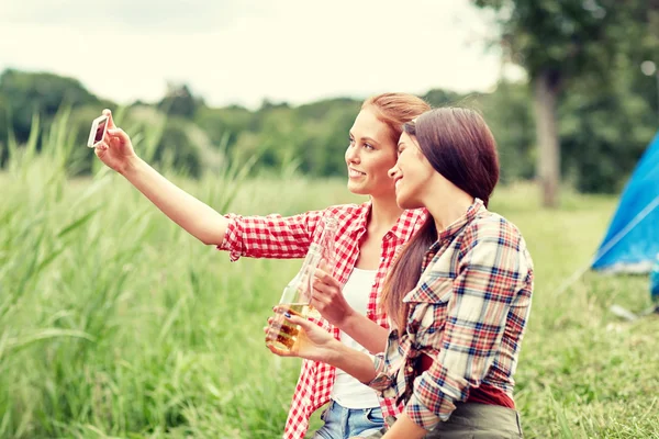 Donne felici scattare selfie da smartphone in campeggio — Foto Stock