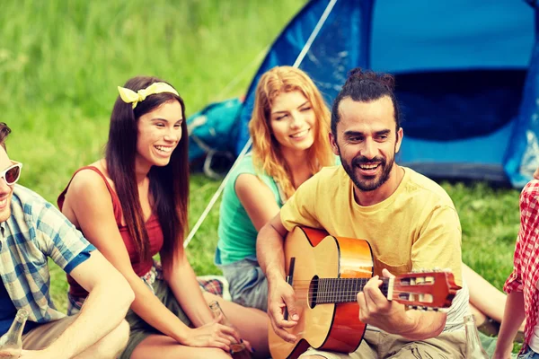 Mutlu arkadaş içecekler ve kamp, gitar grubu — Stok fotoğraf