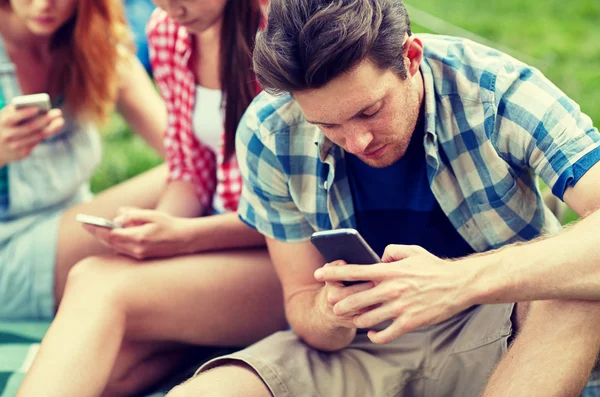 Vänner med smartphone på camping — Stockfoto