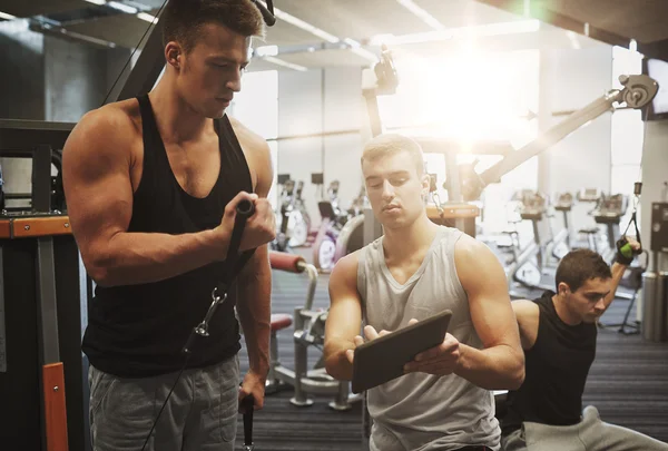 Hommes exerçant sur la machine de gymnase — Photo