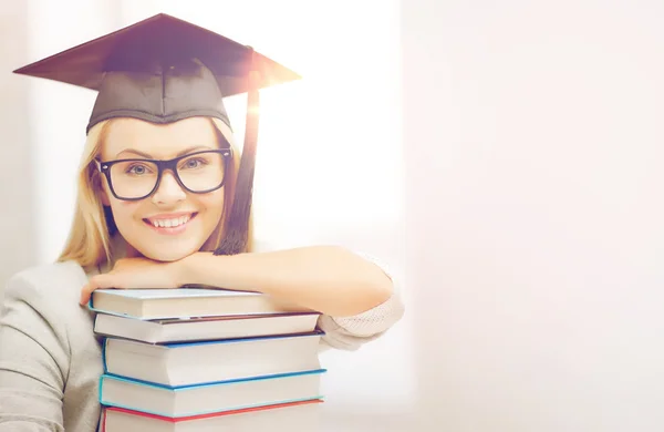 Estudante em boné de graduação — Fotografia de Stock