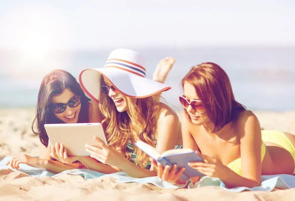 Девушки с планшетным ПК на пляже — стоковое фото