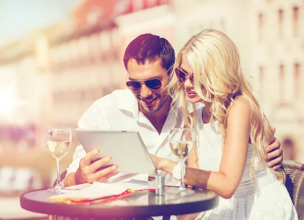 Pareja mirando PC tableta en la cafetería — Foto de Stock