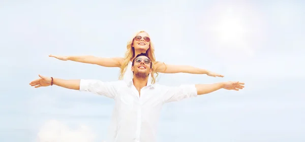 Pareja sosteniendo las manos en el lado del mar —  Fotos de Stock