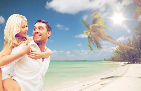 Szczęśliwy para mający zabawa przez lato Plaża — Zdjęcie stockowe