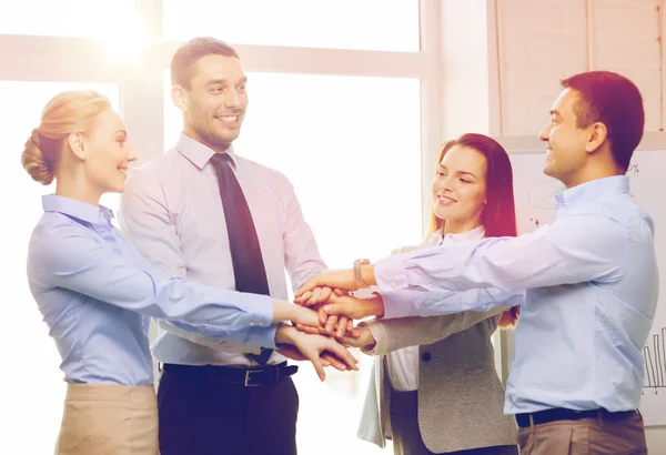 Zakelijke team vieren overwinning in office — Stockfoto