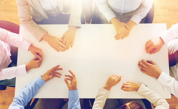 Primer plano del equipo de negocios sentado en la mesa — Foto de Stock