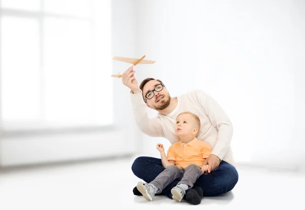 Vader en zoontje spelen met speelgoed vliegtuig — Stockfoto