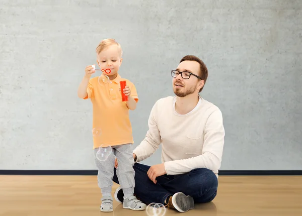 シャボン玉を吹くと楽しい時を過すの息子と父 — ストック写真