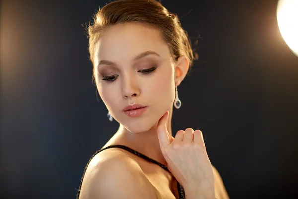 Belle jeune asiatique femme avec diamant boucle d'oreille — Photo