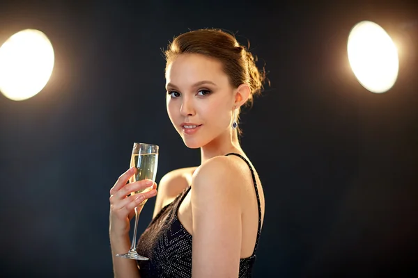 Giovane donna asiatica bere champagne alla festa — Foto Stock