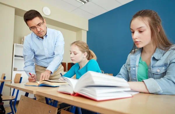 Leraar helpen van studenten met taak op school — Stockfoto