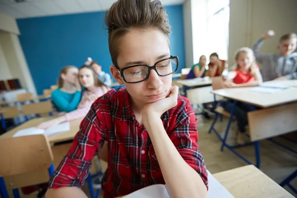 Étudiants bavardant derrière camarade de classe de retour à l'école — Photo