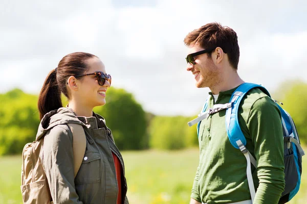 屋外のハイキングのバックパックと幸せなカップル — ストック写真
